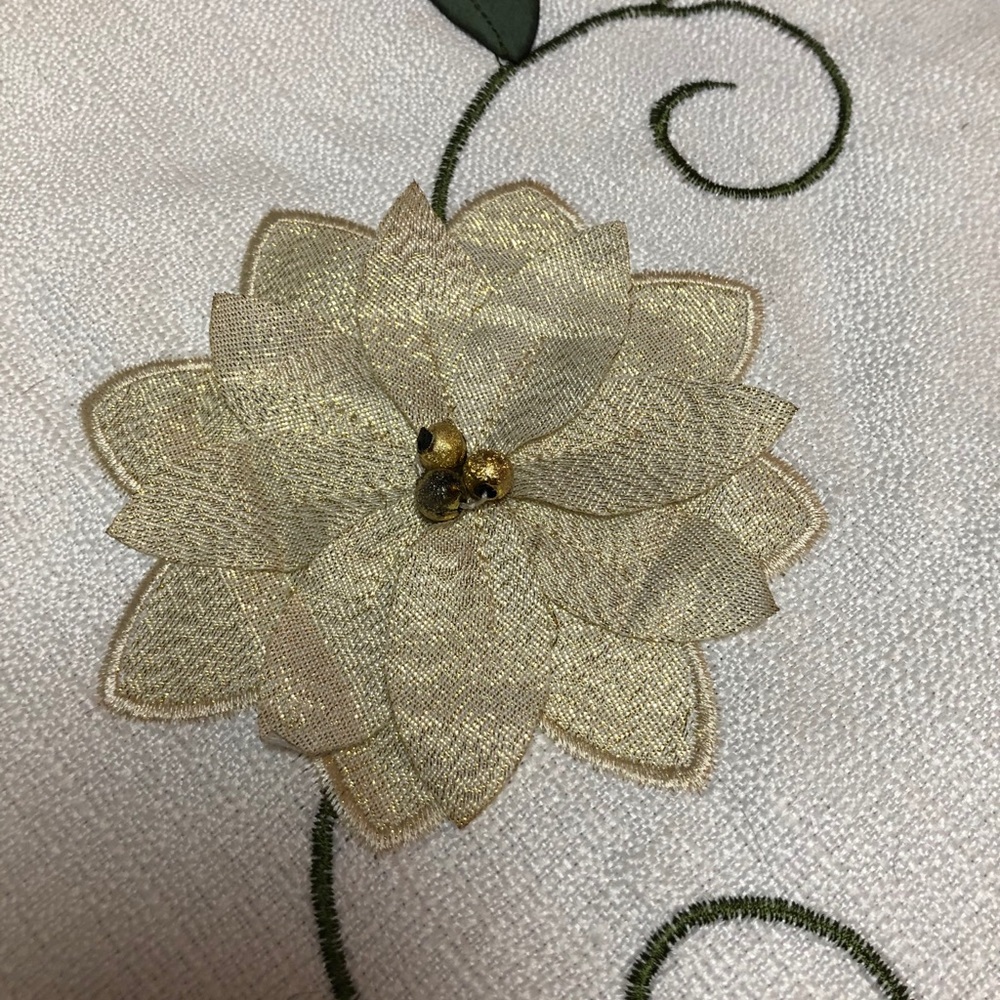 Cream/gold 55” tree skirt - Picture 2 of 6